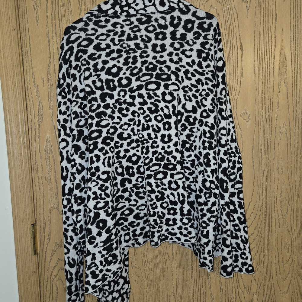 Jaclyn Smith Black and White Leopard Print Cardigan - Picture 4 of 4